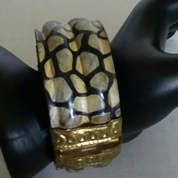 (SOLD) VINTAGE CLAMPER BANGLE BRACELET - Picture 3 of 3
